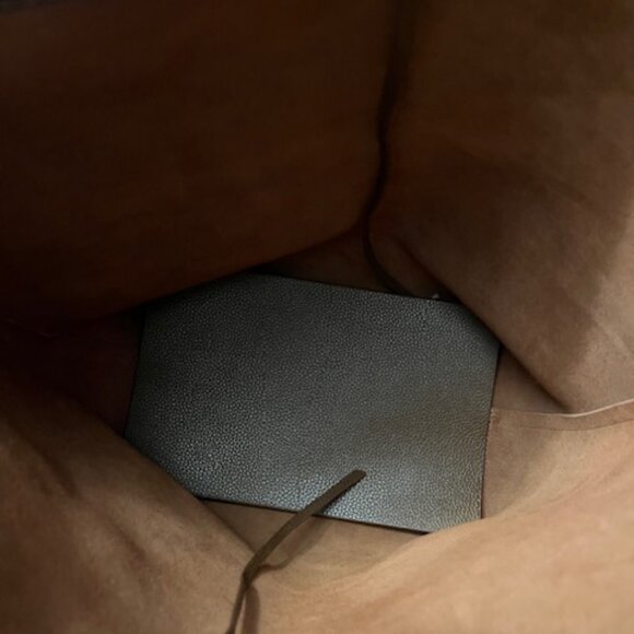 Large pebbled leather bucket bag. - Picture 4 of 5